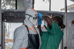 Canada cho ph&eacute;p thử nghiệm vaccine Ebola c&ocirc;ng nghệ mRNA của Moderna