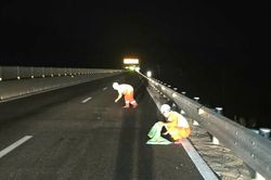 Loạt mảnh sắt rơi vãi trên cao tốc Quy Nhơn- Chí Thạnh, nhiều phương tiện bị nổ lốp
