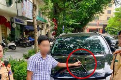 H&agrave; Nội: Kiểm tra &ocirc; t&ocirc; đỗ sai quy định, ph&aacute;t hiện giấy ph&eacute;p l&aacute;i xe nghi giả v&agrave; gậy ba kh&uacute;c tr&ecirc;n &ocirc; t&ocirc;
