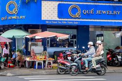 Một cửa hàng kim cương ở TP.HCM mở lại, loạt nơi khác vẫn im lìm