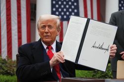 Chính quyền Tổng thống Trump hoàn trả 100 tỷ USD thuế quan