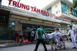 Tình yêu vượt 1.000 km của người vợ quyết cứu chồng đột quỵ