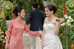 Người mẹ kế giới thiệu ở đám cưới con chồng: 'Tôi là vợ của ba cô dâu'
