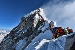 Everest oằn mình vì quá tải và rác thải