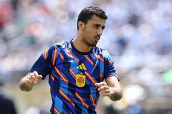 Barca 'ph&aacute; bĩnh' Real vụ Rodri
