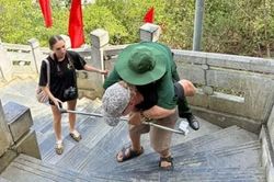 Khoảnh khắc du khách Pháp cõng cựu chiến binh lên Cột cờ Lũng Cú gây xúc động