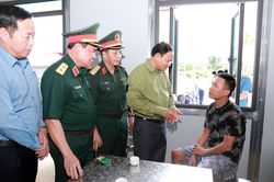 Bàn giao 24 căn nhà tái định cư cho các hộ dân bị lũ quét ở Mường Than