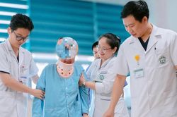 Liệt 8 tháng sau sinh, người mẹ Lào đứng dậy nhờ ca vi phẫu tại Bệnh viện Bạch Mai