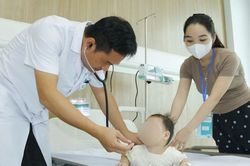 Co giật k&eacute;o d&agrave;i khi sốt, b&eacute; g&aacute;i 7 th&aacute;ng tuổi được ph&aacute;t hiện mắc vi&ecirc;m n&atilde;o Nhật Bản