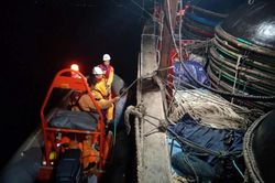 Cứu nạn th&agrave;nh c&ocirc;ng 30 ngư d&acirc;n t&agrave;u c&aacute; bị ch&aacute;y tr&ecirc;n v&ugrave;ng biển Kh&aacute;nh H&ograve;a