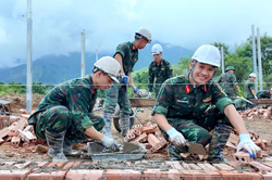 Gác việc học lên đường giúp dân