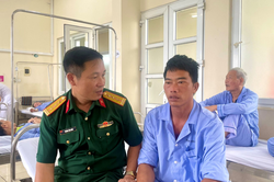 Thượng tá QNCN Hoàng Văn Khôi cứu dân trong lúc nguy kịch
