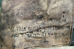 Phát hiện chiếc ví có in lá cờ Mặt trận Dân tộc giải phóng miền Nam Việt Nam tại Công viên Lê Thị Riêng