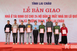 Lai Châu: Bàn giao nhà ở tái định cư cho 24 hộ dân xã Mường Than