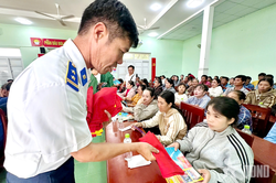 Kh&aacute;nh H&ograve;a: Cảnh s&aacute;t biển đồng h&agrave;nh với đồng b&agrave;o d&acirc;n tộc, t&ocirc;n gi&aacute;o x&atilde; Phước Dinh