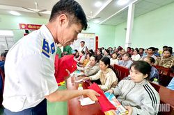 Khánh Hòa: Cảnh sát biển đồng hành với đồng bào dân tộc, tôn giáo xã Phước Dinh