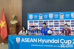 ASEAN Cup 2026: HLV Kim Sang-sik nhận 'lỗi' mặc &aacute;o trắng