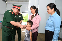 Trung tướng Phạm Đức Duy&ecirc;n thăm, tặng qu&agrave;, động vi&ecirc;n c&aacute;c lực lượng thi c&ocirc;ng khu t&aacute;i định cư tại x&atilde; Mường Than