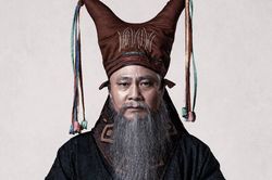 NSND Tự Long xuất hiện đầy bí ẩn, khán giả thắc mắc không biết chính hay tà?