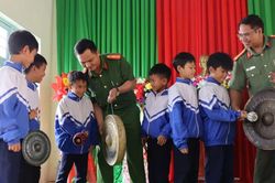 Quảng Ng&atilde;i: Tiếp sức 50 học sinh Xơ Đăng đến trường