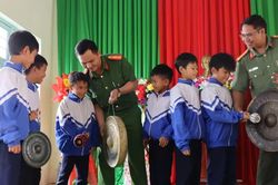 Quảng Ngãi: Tiếp sức 50 học sinh Xơ Đăng đến trường