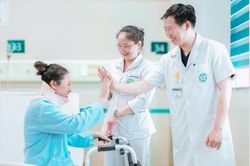 8 tháng liệt giường sau sinh vì khối u chèn ép tủy cổ bị bỏ sót