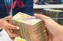 [VIDEO] Dân đổ tiền gửi ngân hàng lập kỷ lục bất chấp lãi suất hạ nhiệt