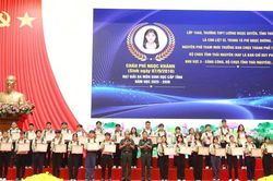 Tuy&ecirc;n dương 135 học sinh ti&ecirc;u biểu l&agrave; con c&aacute;n bộ, nh&acirc;n vi&ecirc;n trong Qu&acirc;n đội
