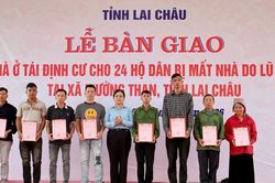 Lai Châu bàn giao 24 căn nhà tái định cư cho người dân vùng lũ Mường Than