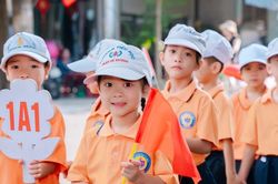 Vào lớp 1, điều cha mẹ cần chuẩn bị không chỉ là sách vở