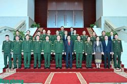 Đại tướng Nguyễn Trọng Nghĩa ch&agrave;o x&atilde; giao Tổng B&iacute; thư, Chủ tịch nước v&agrave; Thủ tướng Ch&iacute;nh phủ L&agrave;o