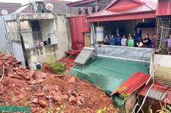 Đồn Bi&ecirc;n ph&ograve;ng Chiềng Sơn kịp thời hỗ trợ nh&acirc;n d&acirc;n khắc phục hậu quả sạt lở đất