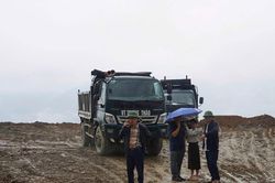 Đất thải từ khu tái định cư Tây Bắc được 2 xe ô tô vận chuyển đổ không đúng nơi quy định