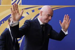 Giữa bão tố, chủ tịch FIFA nhận được sự ủng hộ của 2 Liên đoàn bóng đá ở Đông Nam Á