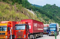 Nườm nượp xe chở nông sản thông quan tại cửa khẩu Lạng Sơn sang Trung Quốc