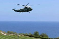 Khoảnh khắc nghẹt thở khi trực thăng chở Tổng thống Trump áp sát máy bay thương mại