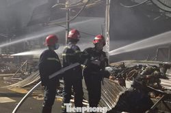 Chợ Bi&ecirc;n H&ograve;a tan hoang sau vụ ch&aacute;y, nhiều ki-ốt bị thi&ecirc;u rụi