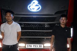 Chặn 4 xe ô tô tải chở hàng chục tấn hàng cấm từ Lào vào Việt Nam