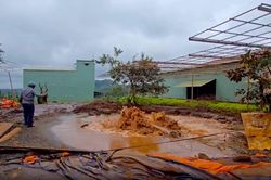 Giếng tự phun khí và nước cực mạnh gây xói lở, đứng gần thấy chóng mặt
