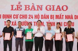 Bàn giao nhà mới cho 24 hộ dân bị mất nhà do lũ quét ở xã Mường Than