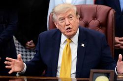 Tổng thống Donald Trump dọa trừng phạt người loan tin Mỹ thiếu đạn dược
