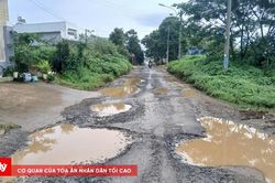 Gia Lai: Đường đầy 'ổ voi, ổ gà', phường lên phương án làm gấp
