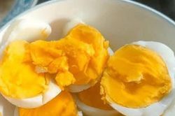 Phó giáo sư giải thích trứng luộc lòng đào hay chín kỹ tốt hơn