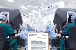 Lần đầu tại Việt Nam, 2 'siêu robot' cao cấp cùng phẫu thuật một ca ung thư