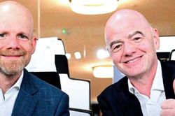 FIFA xin lỗi vụ 'bán' World Cup, nhưng vẫn.. ủng hộ Infantino