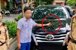 Kiểm tra ô tô đỗ sai quy định ở Hà Nội, phát hiện gậy 3 khúc, bình hơi cay