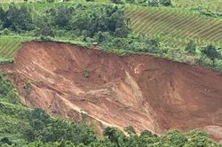Sạt lở nghi&ecirc;m trọng ở L&agrave;o Cai, 1 người nghi bị đất đ&aacute; v&ugrave;i lấp