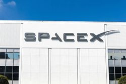 SpaceX nhắm thị trường 600 tỷ USD, tuyên bố sẽ 'cướp' khách của 3 ông lớn