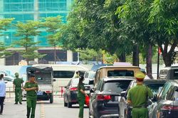 Cảnh sát xuất hiện ở nhà 'Huấn Hoa Hồng'