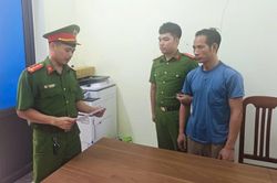 Bắt giam người đ&agrave;n &ocirc;ng nhiều lần mang dao đe dọa h&agrave;ng x&oacute;m, th&aacute;ch thức C&ocirc;ng an
